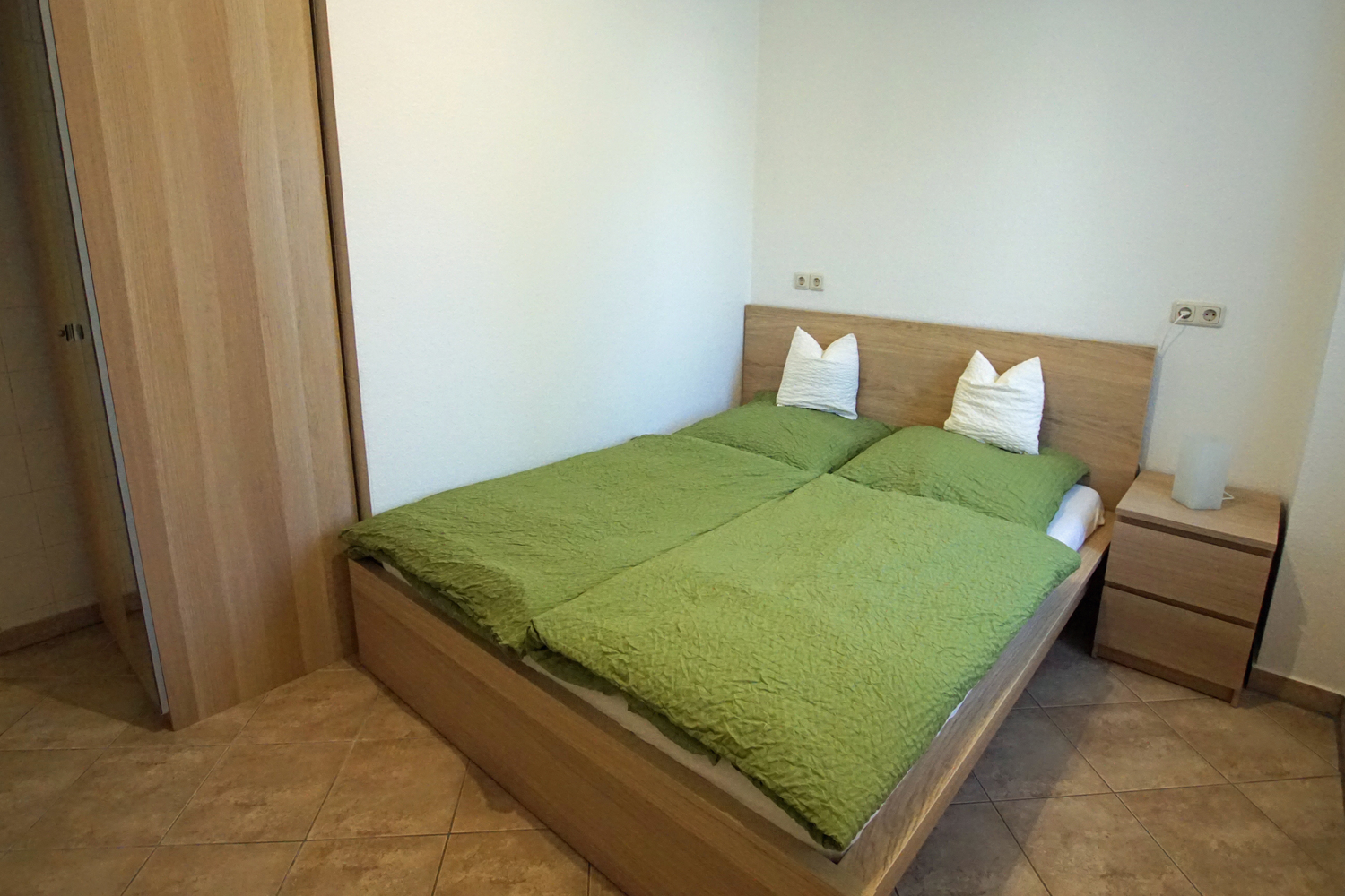 Schlafzimmer weiß 1 groß.jpg