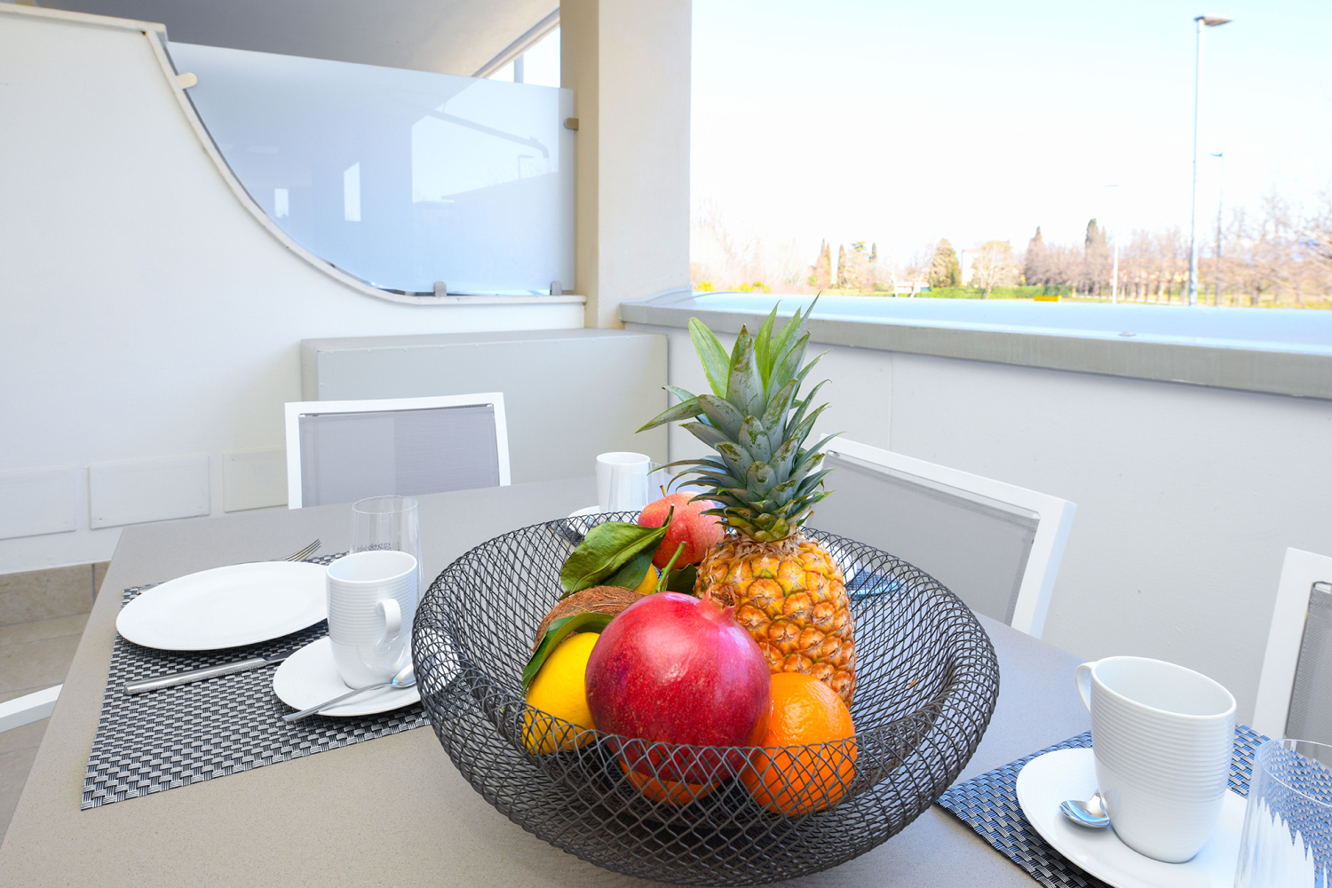 106 Stillleben_Balkon_Tisch.jpg