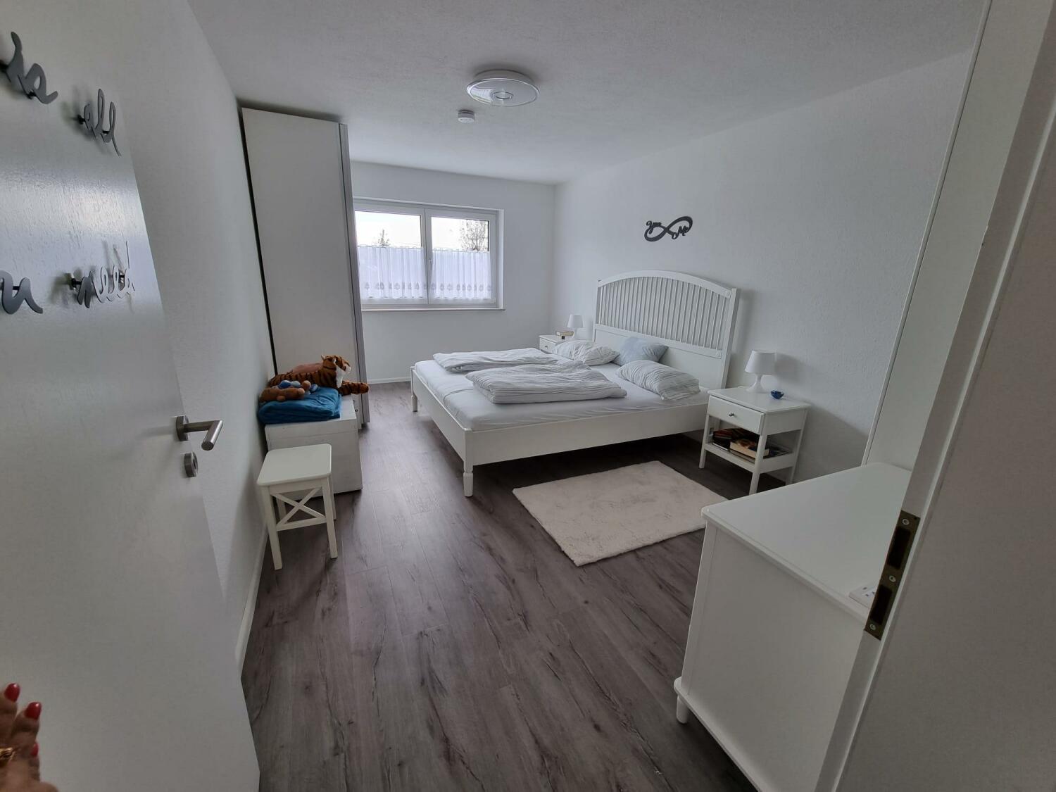 Schlafzimmer Blick von Tuer.jpg