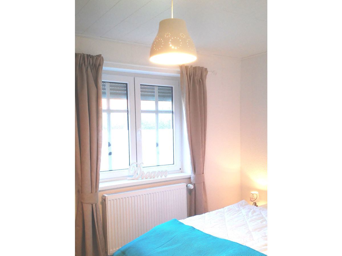 schla 24-lcd-tvrolllaeden-im-schlafzimmer.jpg