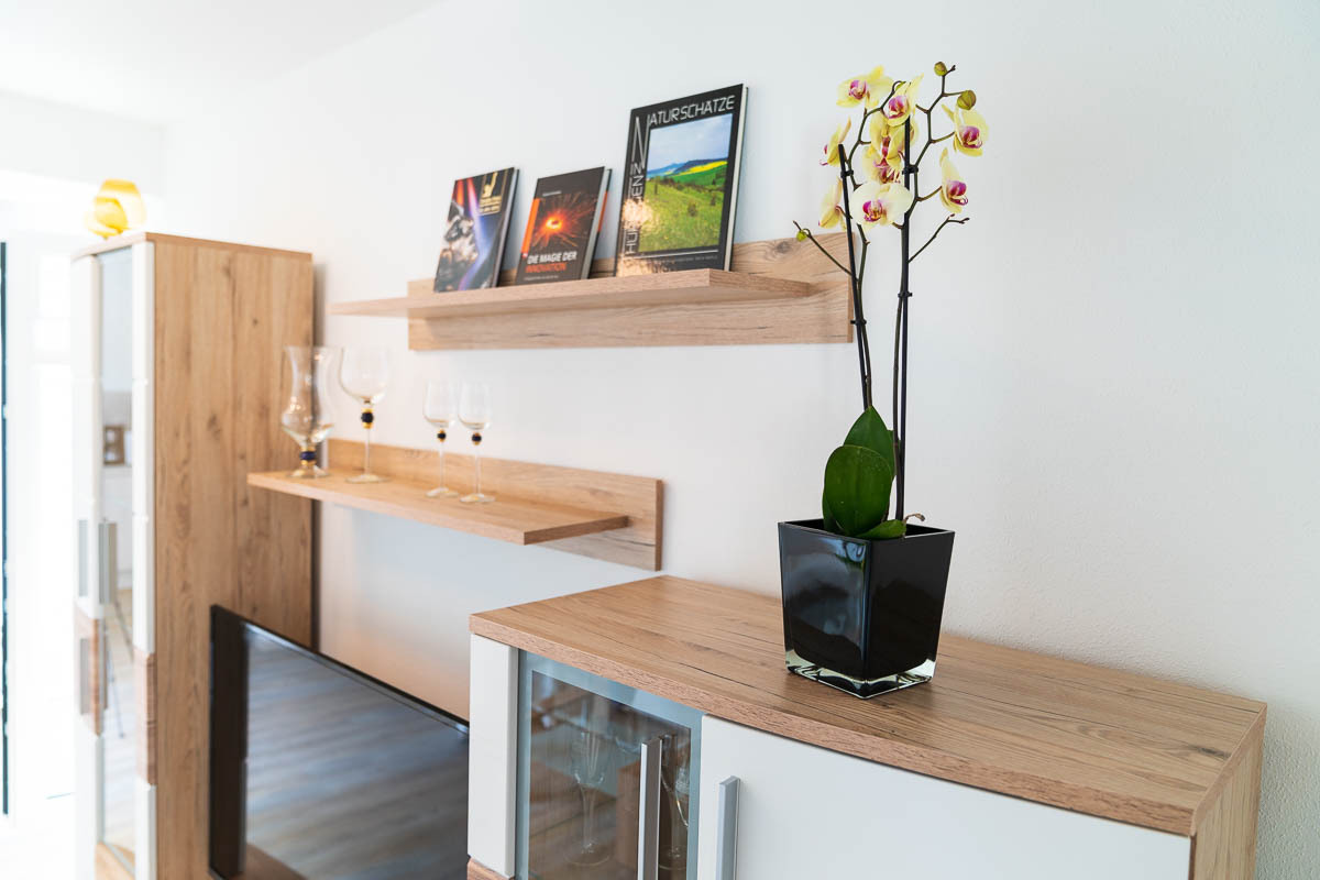 (1) Wohnzimmer, Wohnwand mit TV.jpg