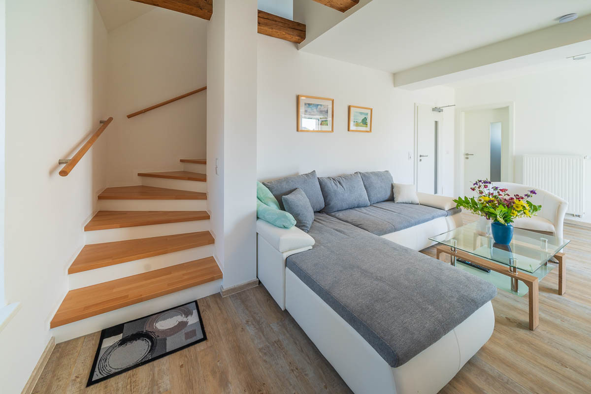 (1) Wohnzimmer, Aufgang zum Schlafzimmer.jpg