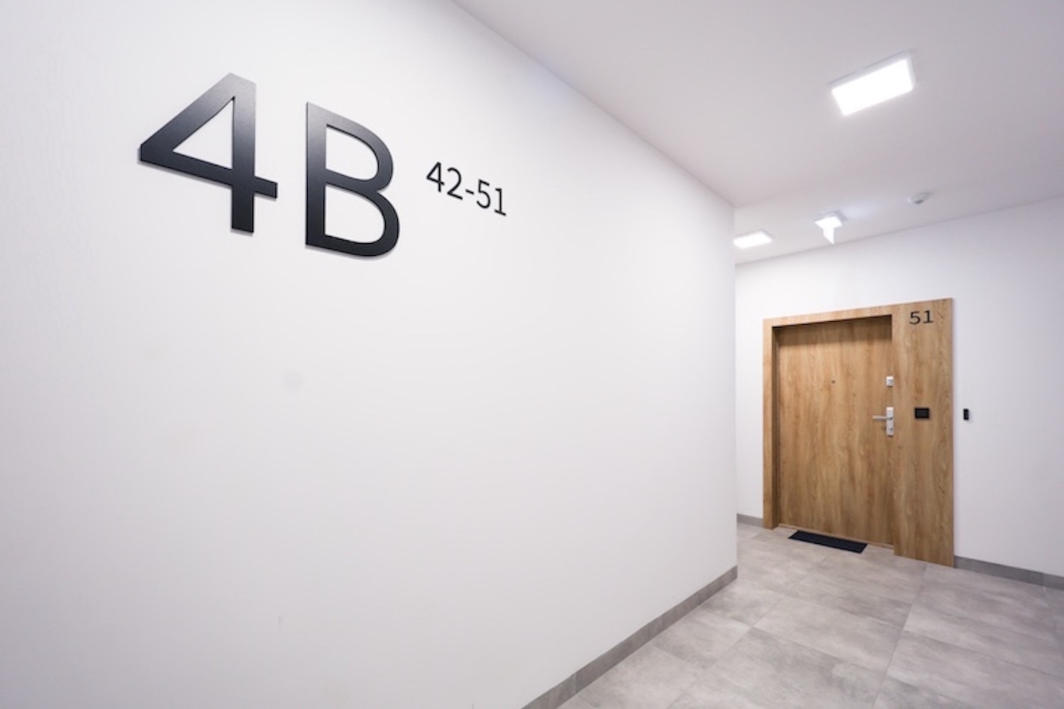 piętro i drzwi wejsciowe.jpg