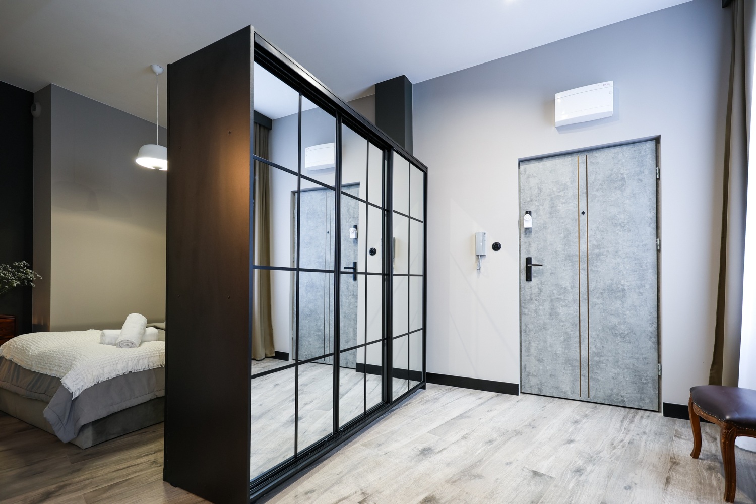 wejście do mieszkania i pojemna szafa Łódź centrum.jpg