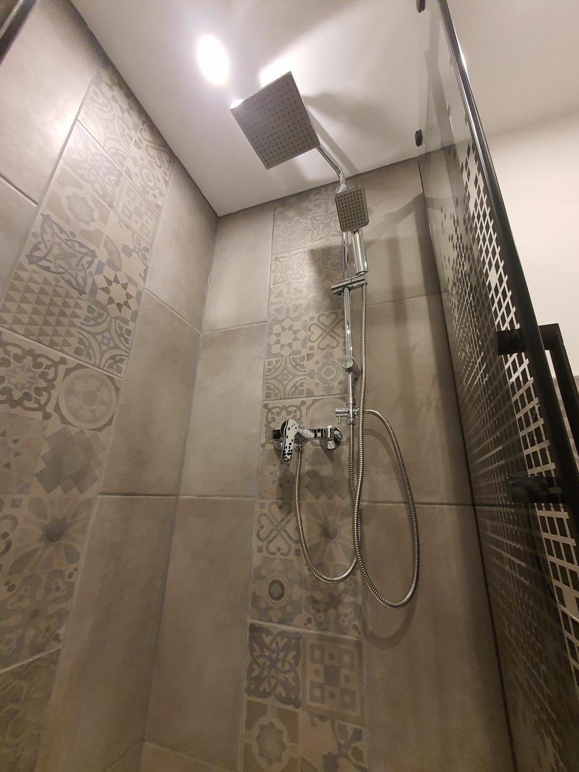 Dusche innen Sicht Duschkopf.jpg