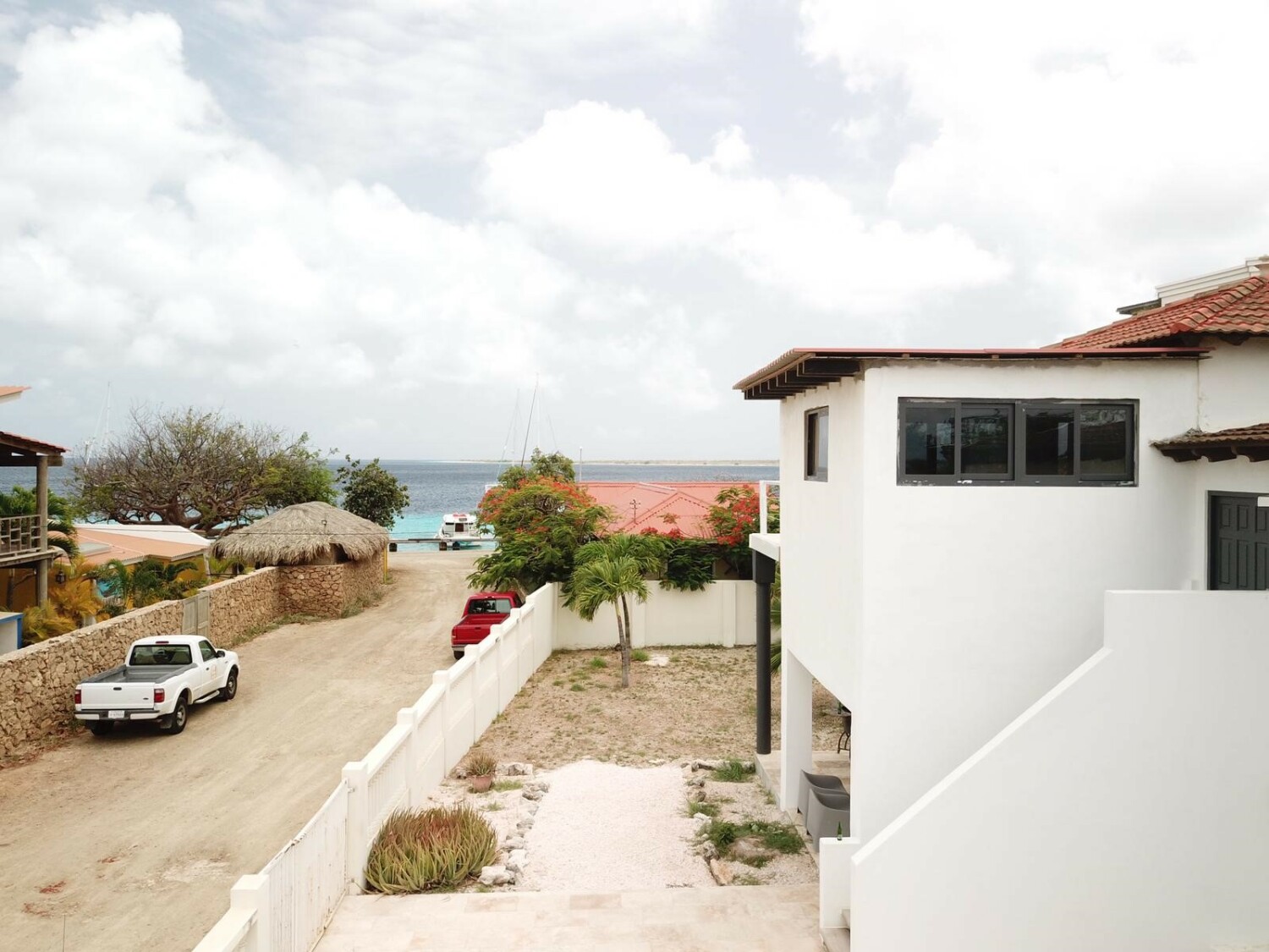 Drone zijkant zicht op zee dakgoot hoogte.jpg