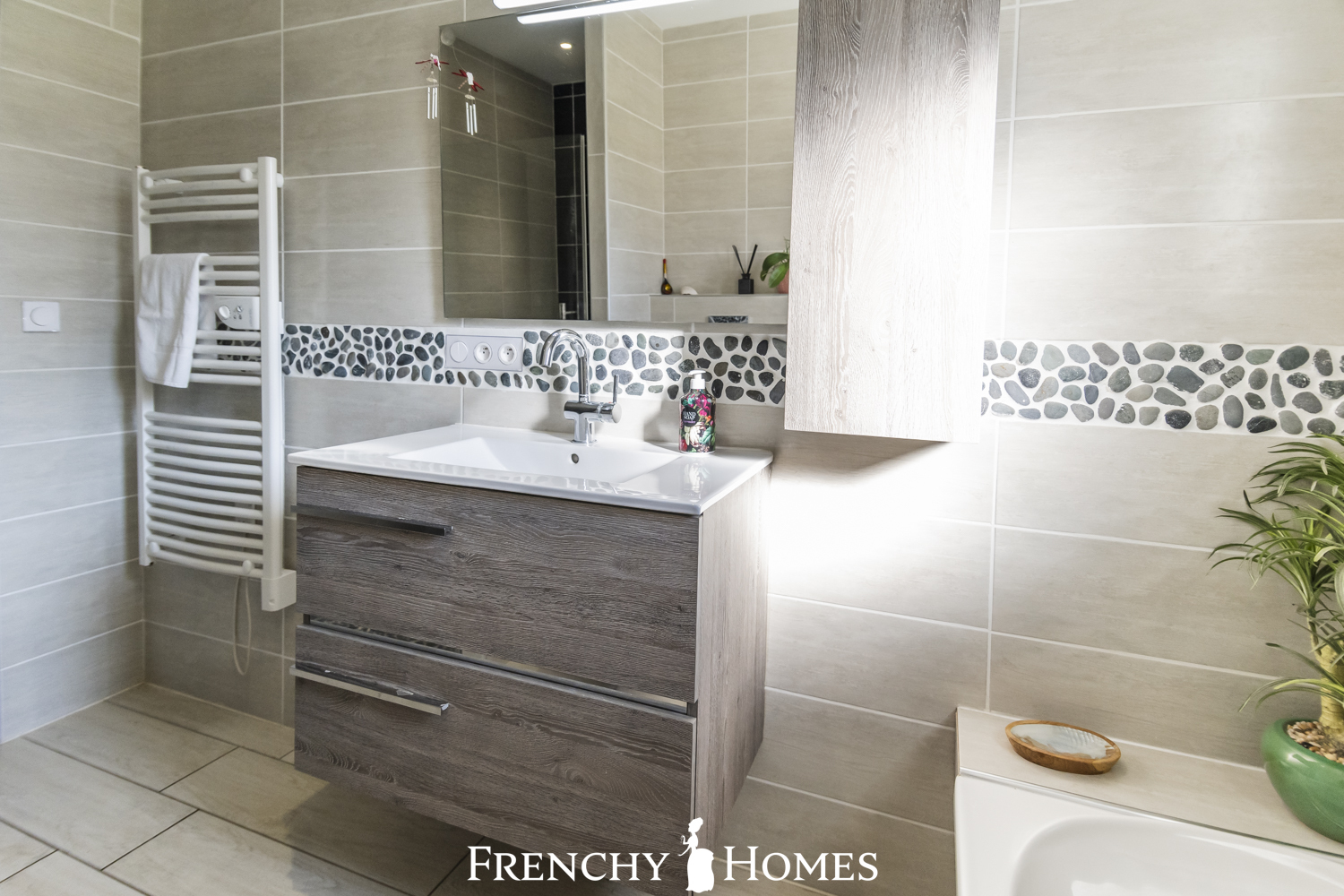 FrenchyHomes24Logo-417.jpg