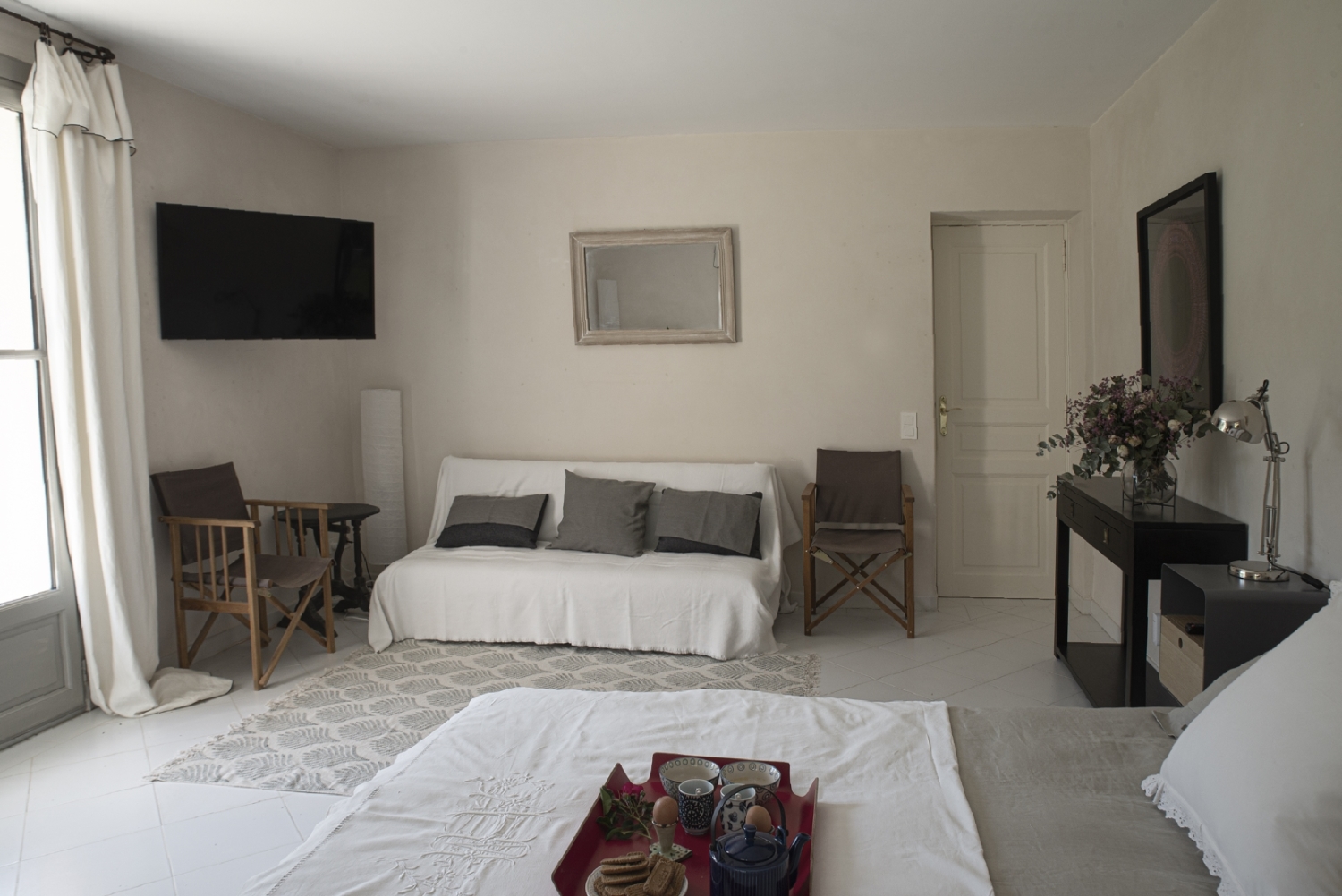 8 CHAMBRE 1 vue sur porte entrée.jpg