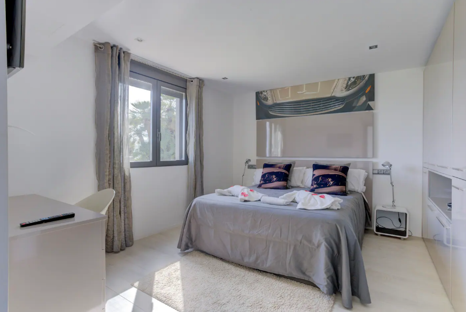 Aston Martin suite.png