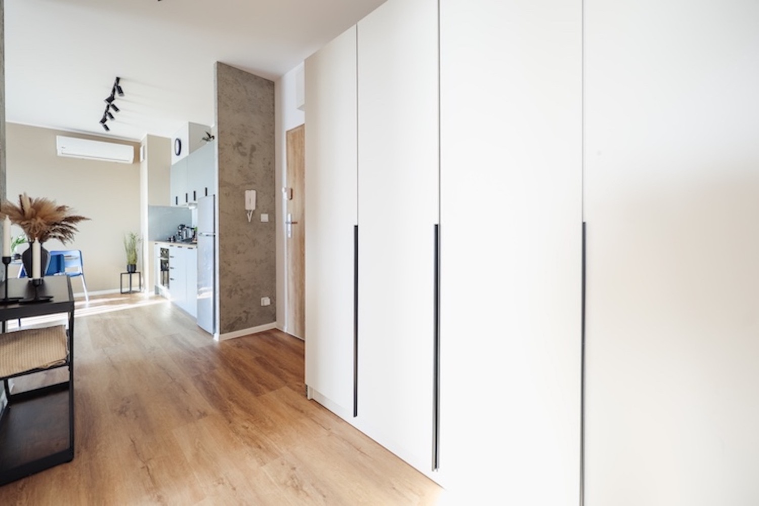 bardzo duża szafa mieszkanie Łódź booking .jpg