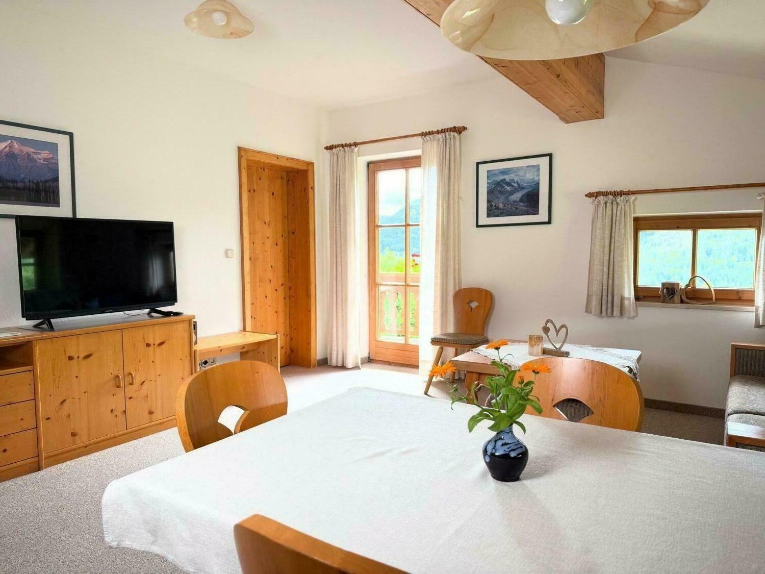 Gästehaus Hausenbauer Kaiserblick TV.jpg