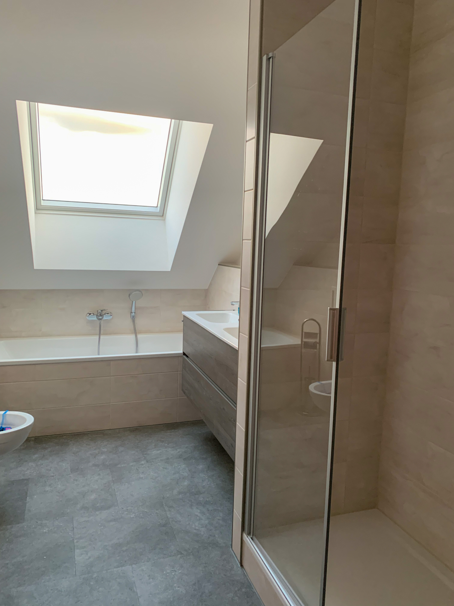 Badezimmer mit Dusche 2.OG.jpg