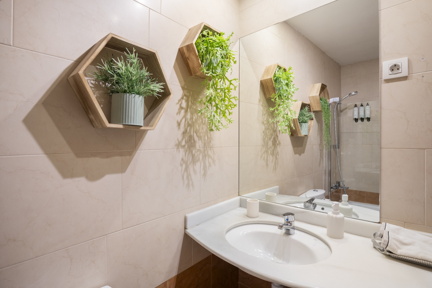 pica y pared baño.jpeg