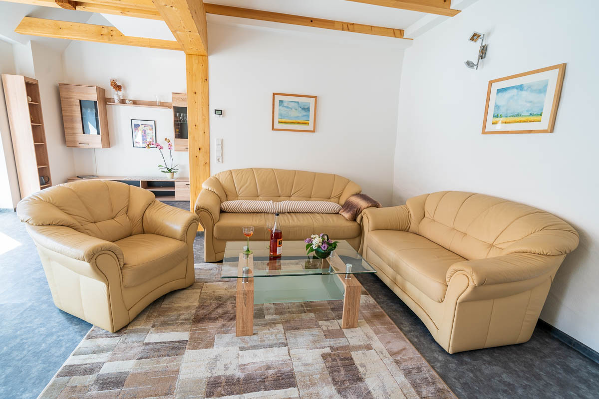 (1) Wohnzimmer, Couchecke mit Teppich.jpg