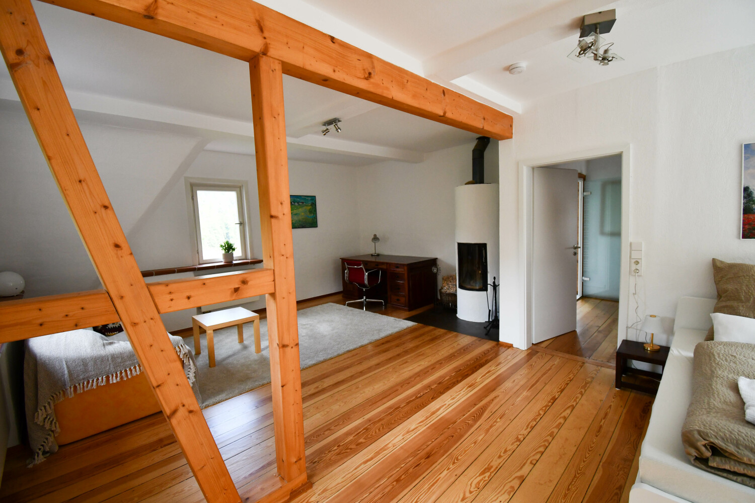 Schlafzimmer 1. OG (1).jpg