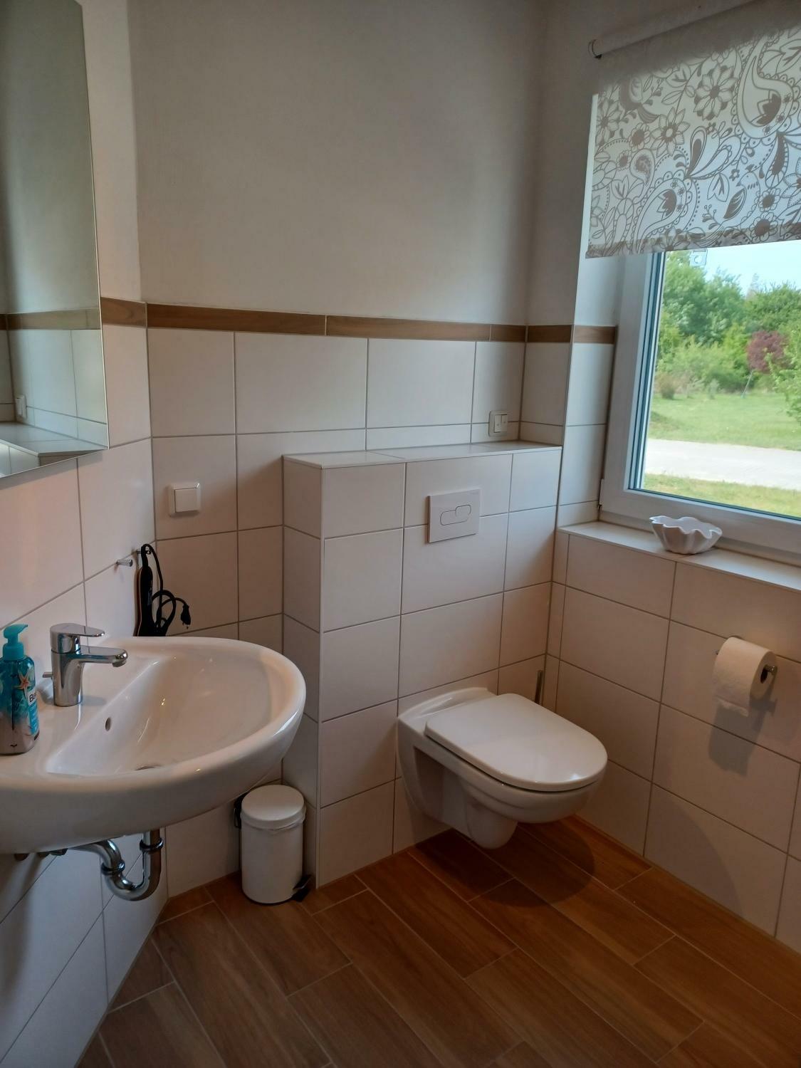 18_Bad 2 en Suite im EG mit Dusche und WC.jpg