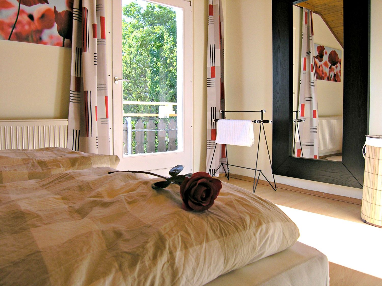 Schlafzimmer mit Aussicht in der Ferienwohnung Spital am Pyhrn Mountain View in Oberweng.jpg