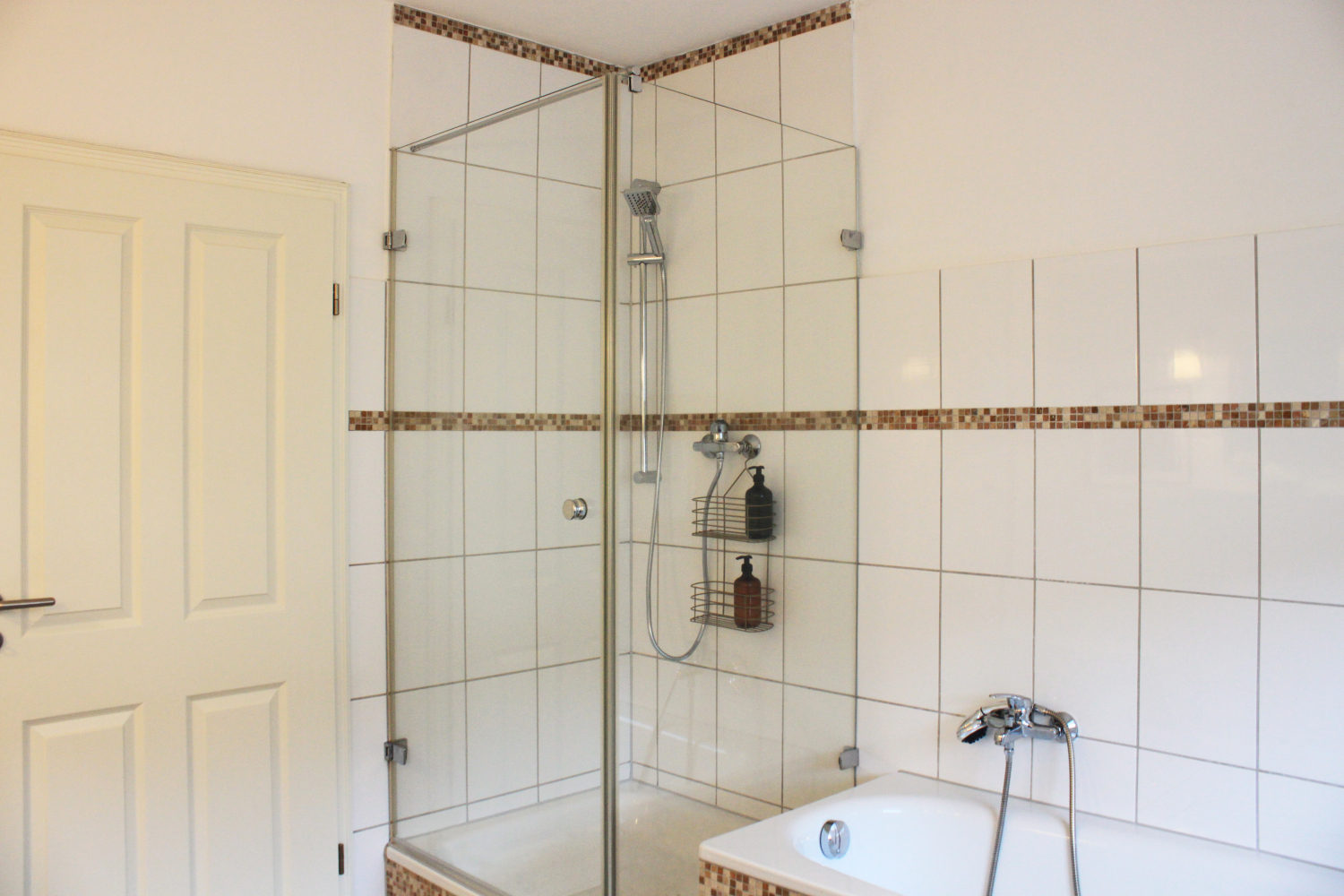 Dusche und Badewanne.jpg