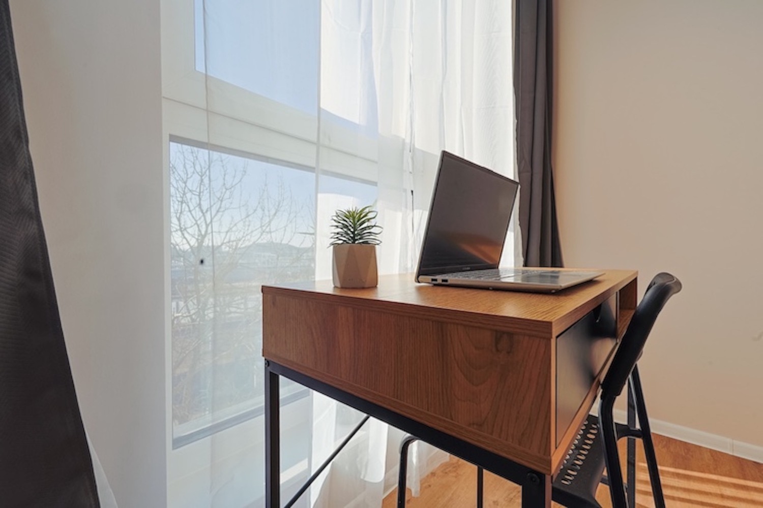 miejsce do pracy biurko łódż wynajem.jpg