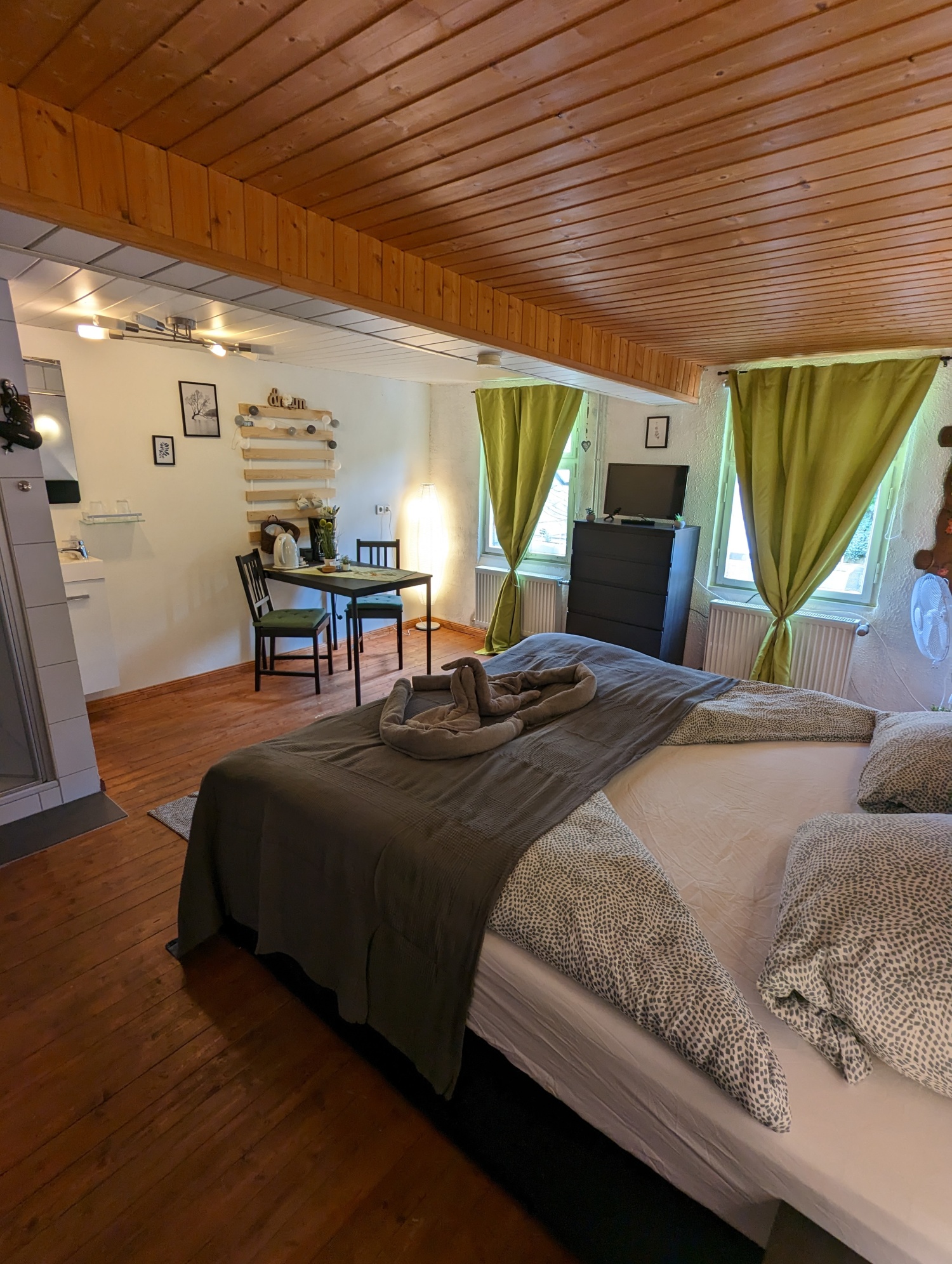 zi4 bett diagonal tisch fenster.jpg