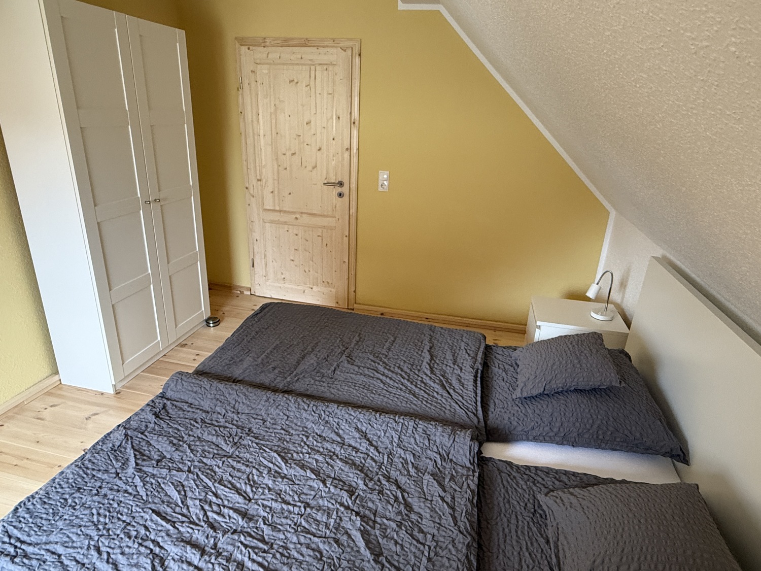 Schlafzimmer gelb 2.JPG