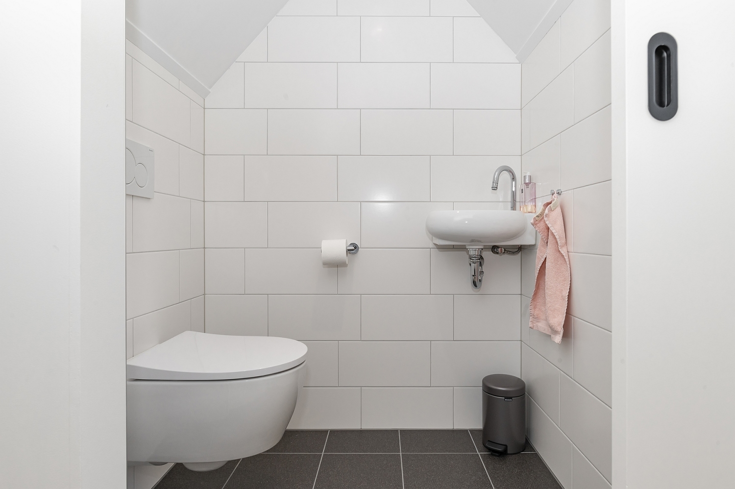 Aangrensend toilet slaapkamer Vakantiehuis 2bijZee.JPG