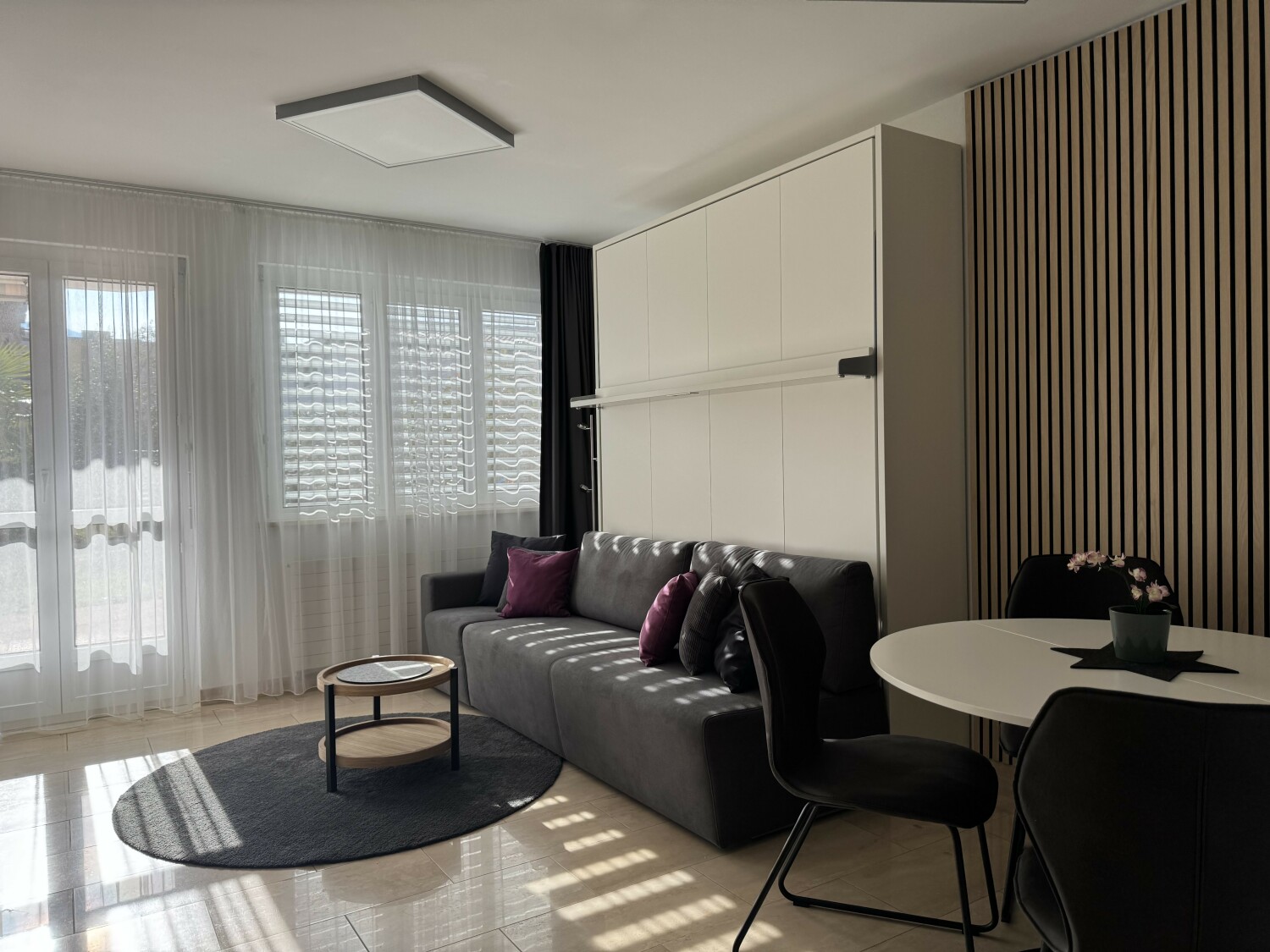 Wohnzimmer mit Fenser.jpeg