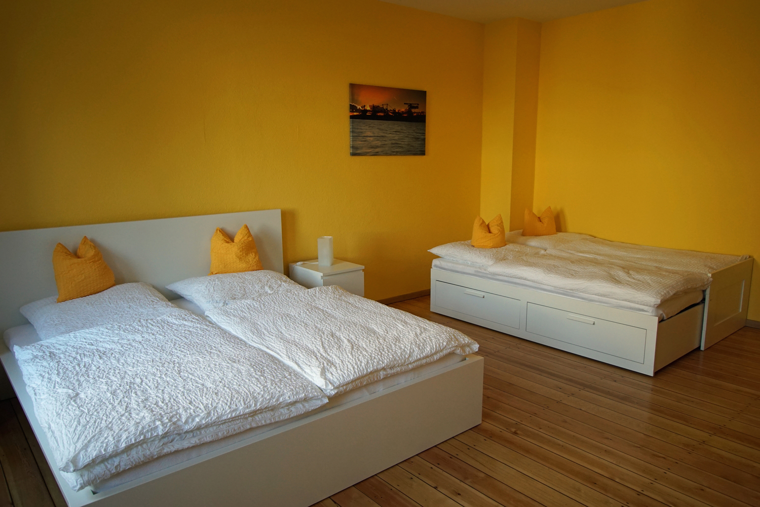 Schlafzimmer gelb 1 groß.jpg