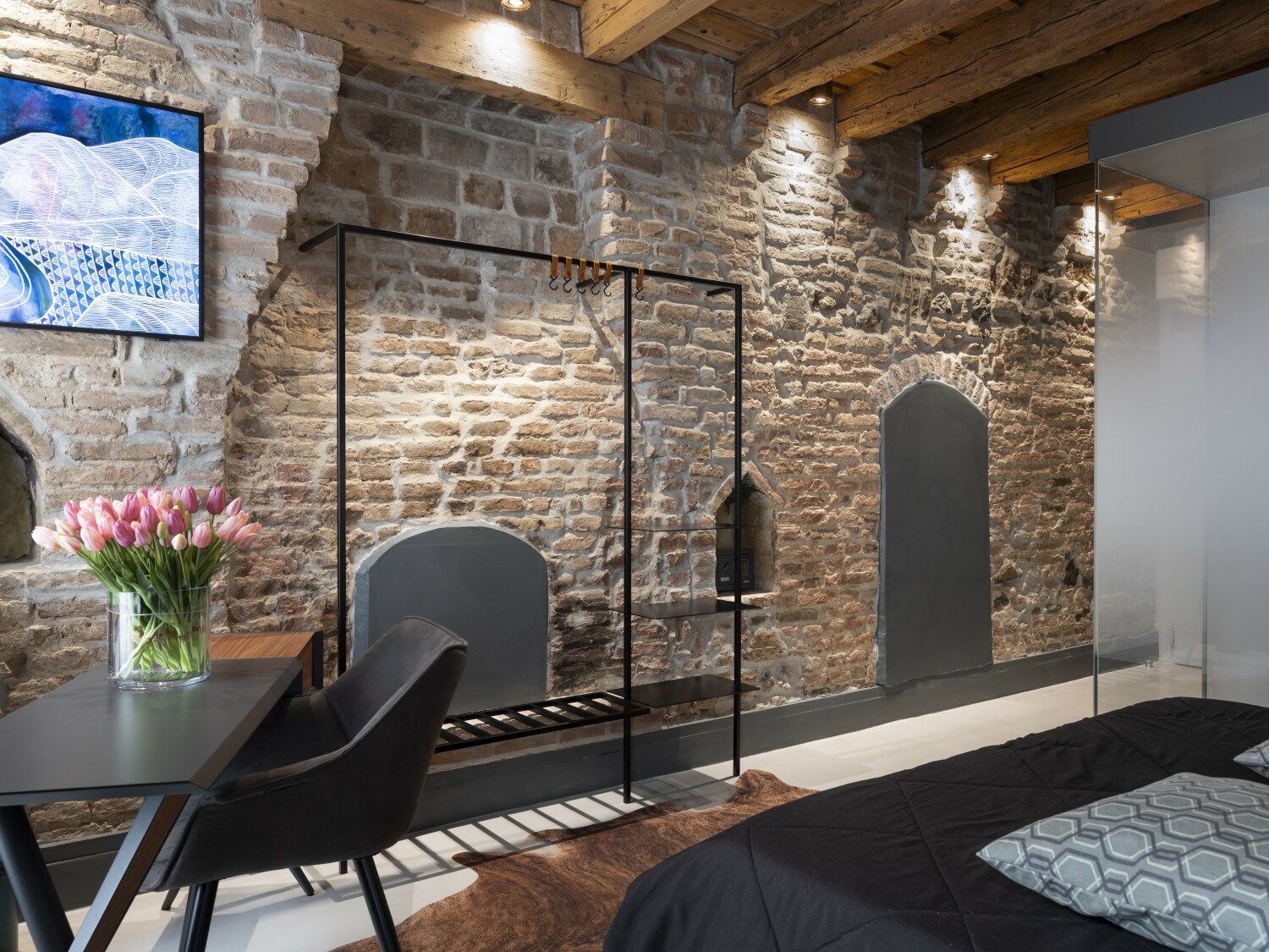 2 facciata lunga mattoni.jpg