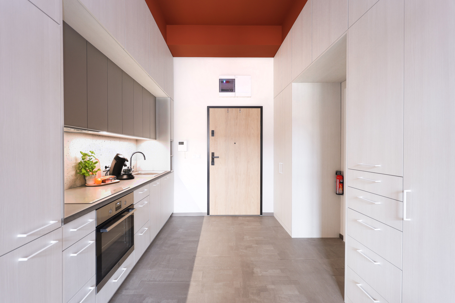 kuchnia szafa wejście do apartamentu Roosvelta Łódź.jpg