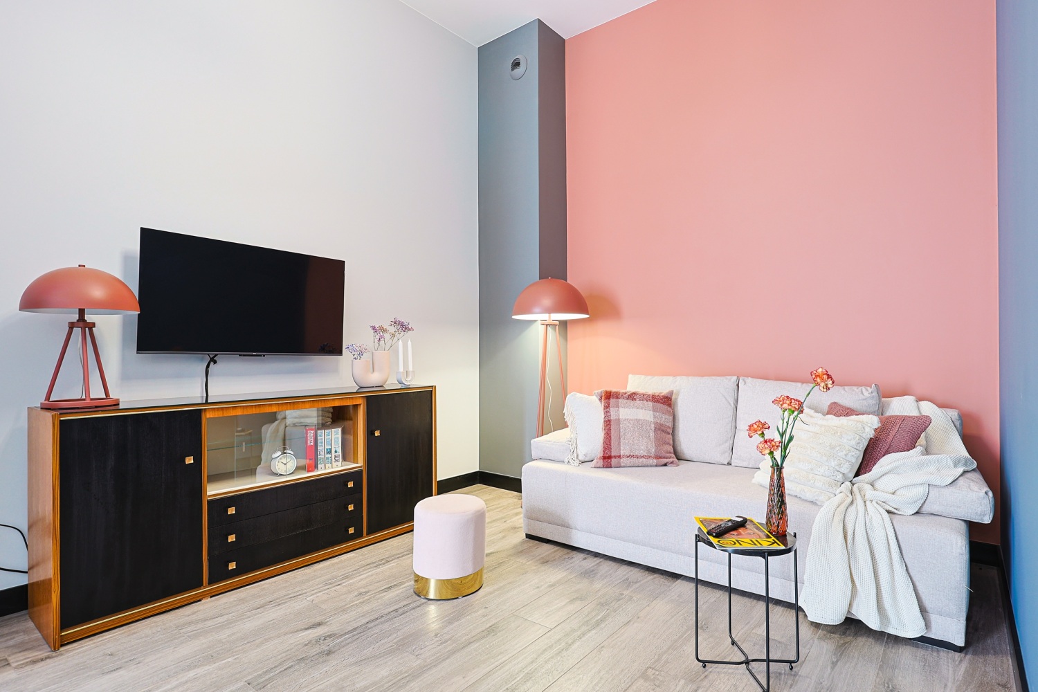 wygodna sofa i telewizor łódź airbnb twójgospodarz booking.jpg