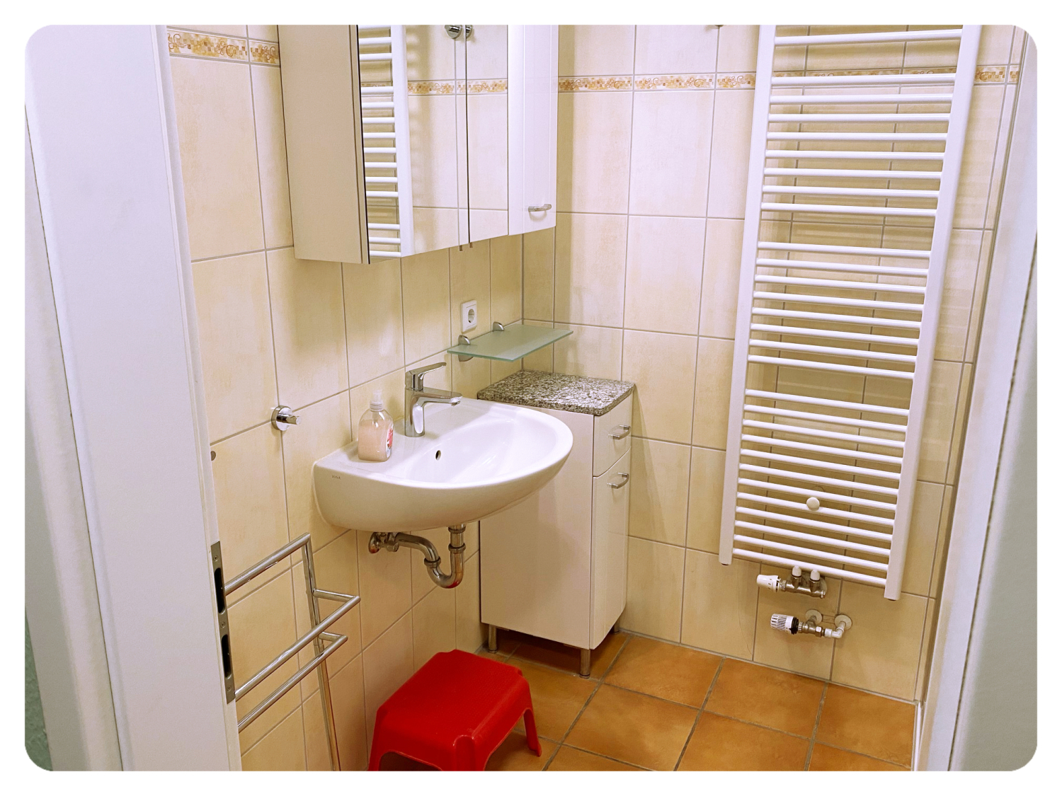 F2 Bad Waschbecken.jpg