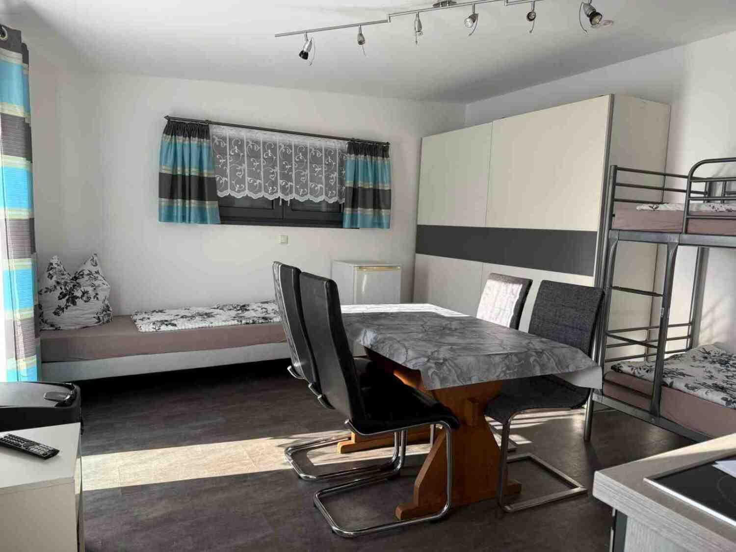 WA325 (Nordgebäude) Zimmer 1 Joh.-Seb.-Bach-Straße 19, 92442 Wackersdorf (3).jpg