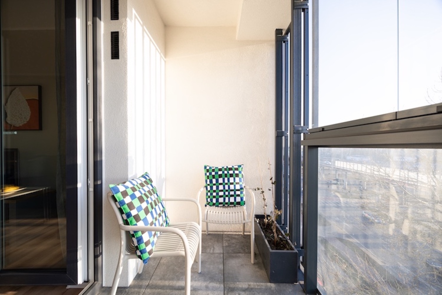 miejsce na kawę na balkonie przy atlas arena.jpg