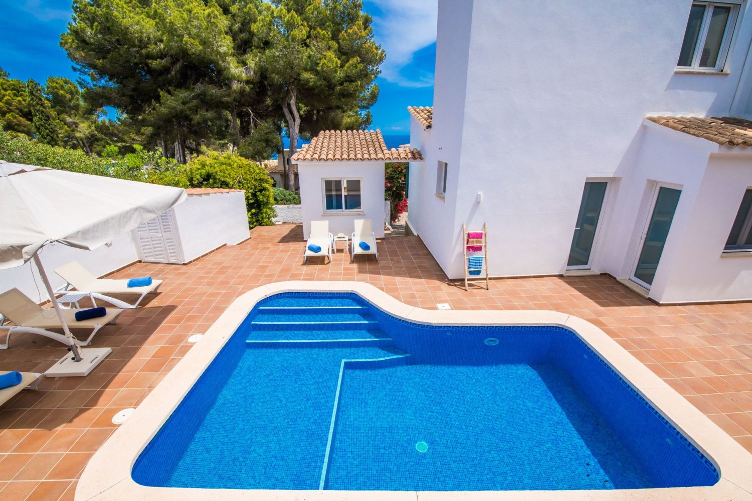 Villa_Marbella_Poolbereich von oben.jpg