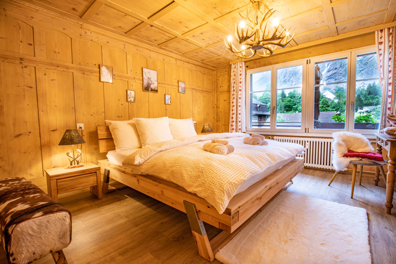 Holzbett Fenster 001.jpg