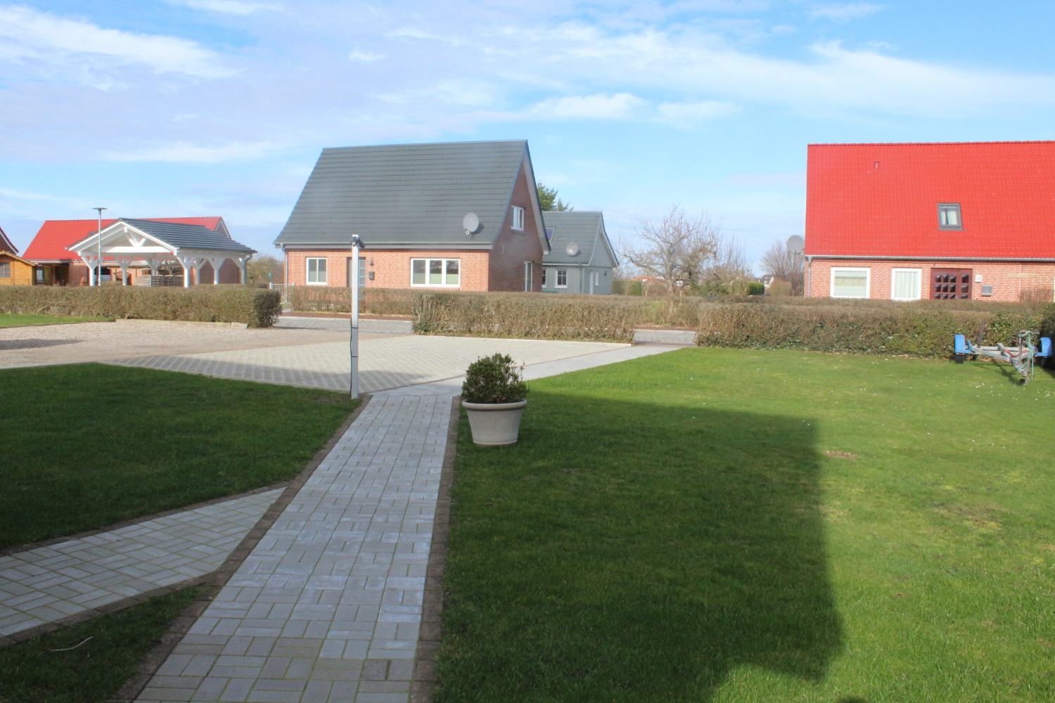 Blick vom Haus auf Parkplätze.jpg