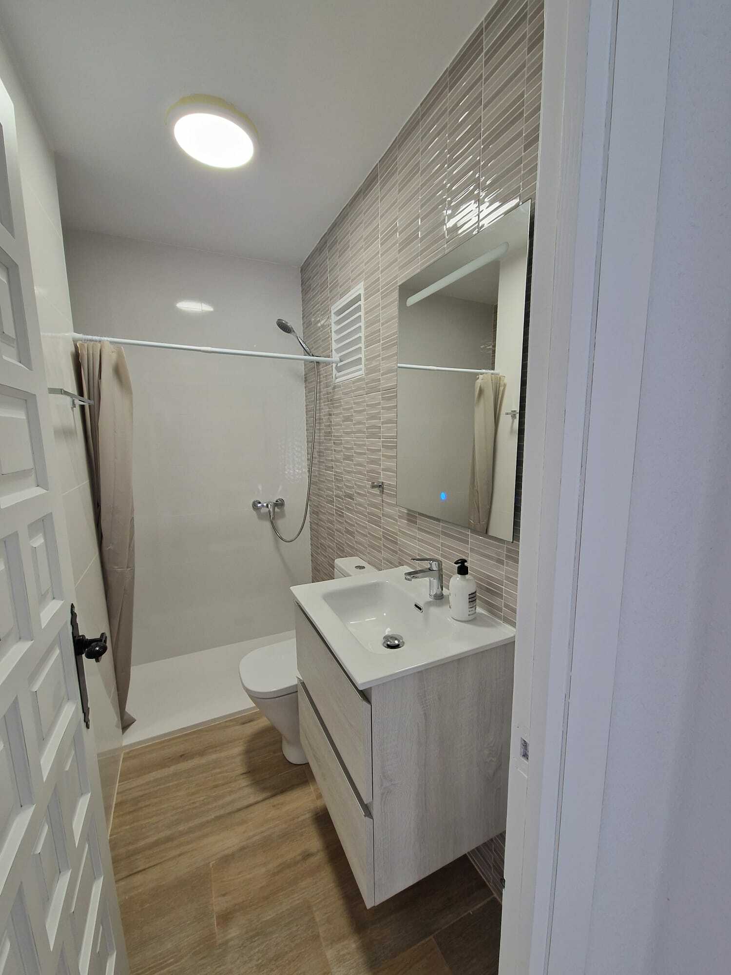 2nd bathroom.jpg