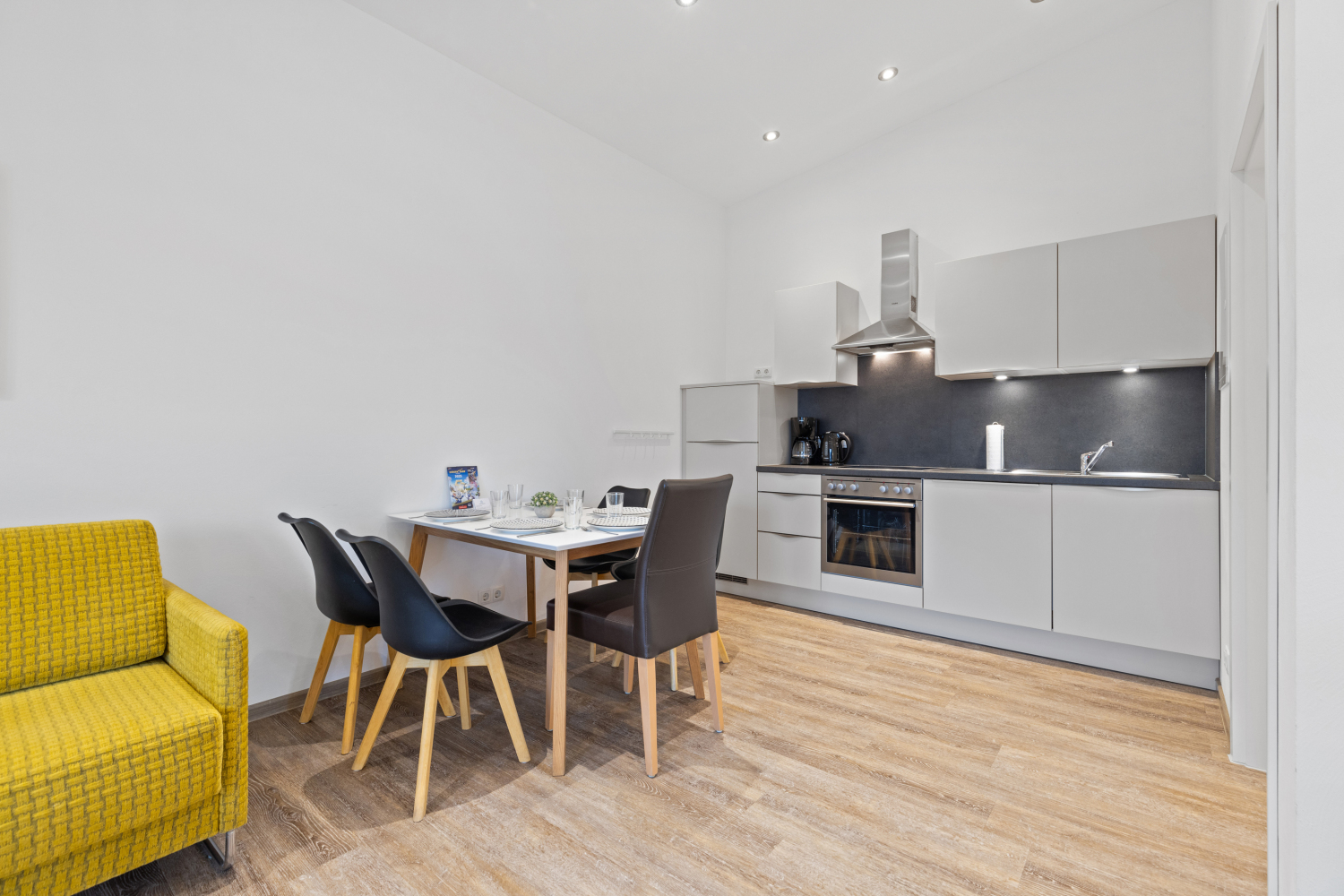 Essbereich und Küchenzeile.jpg