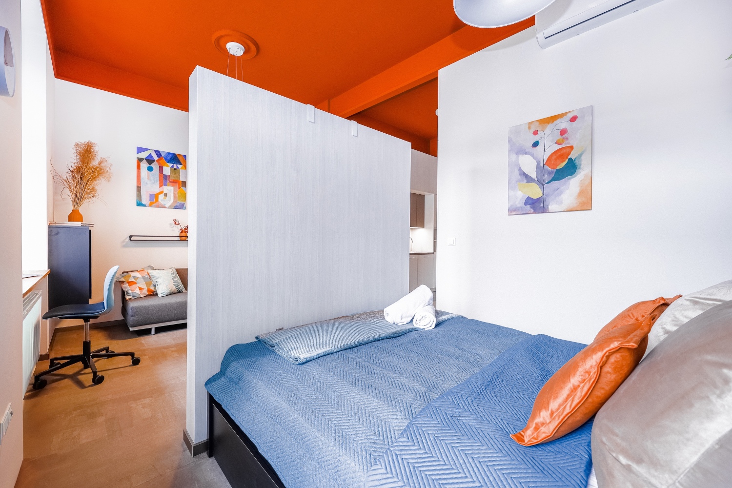 wygodne łóżko apartament w cenrum Łodzi.jpg