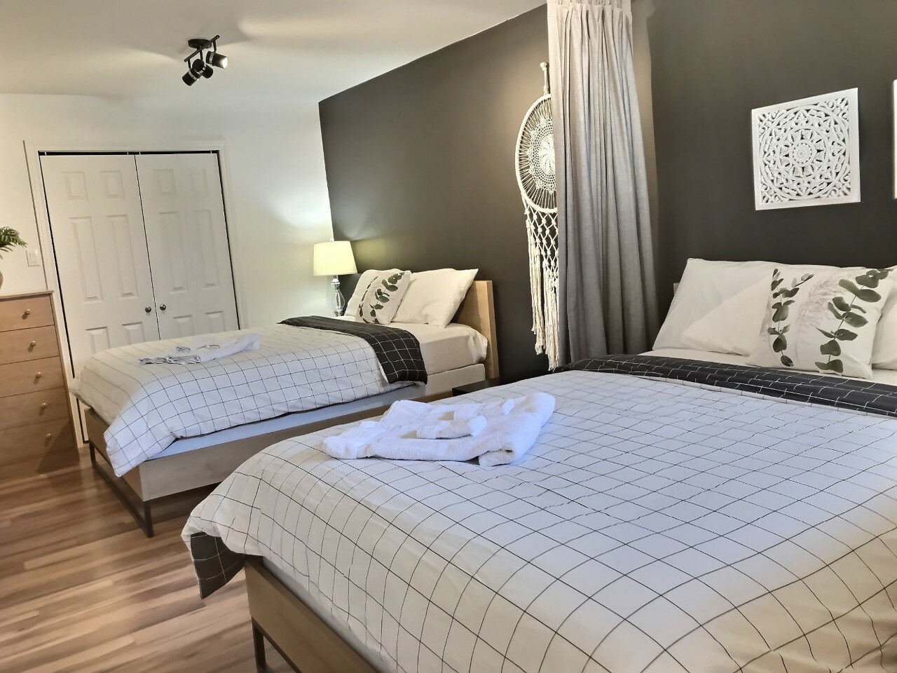 27; Chambre # 3 sous-sol (2 lits queen)2.jpg