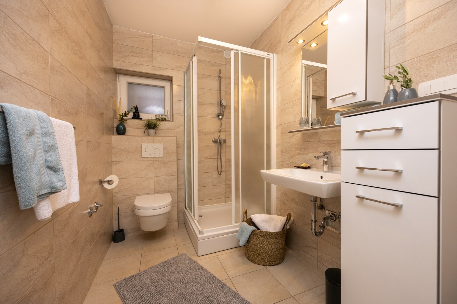 7_a22_bathroom2c - tiny.jpg