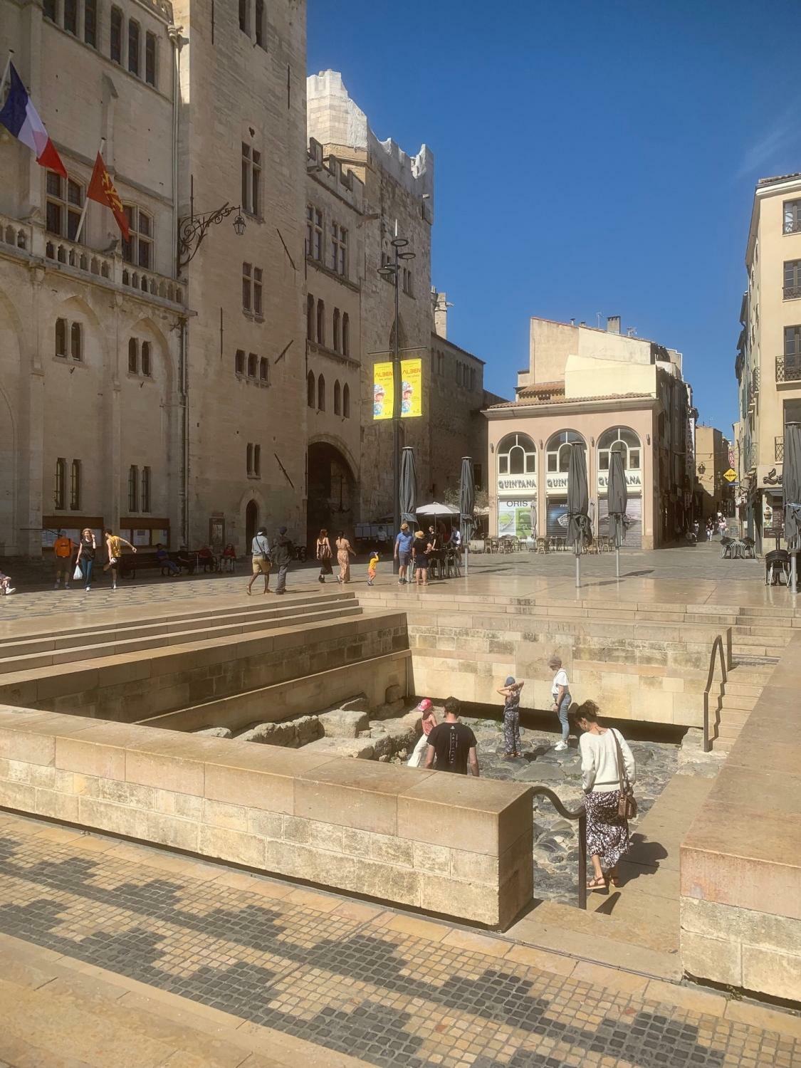 Place de l'Hotel de ville avec la voie Domitia romaine.JPG