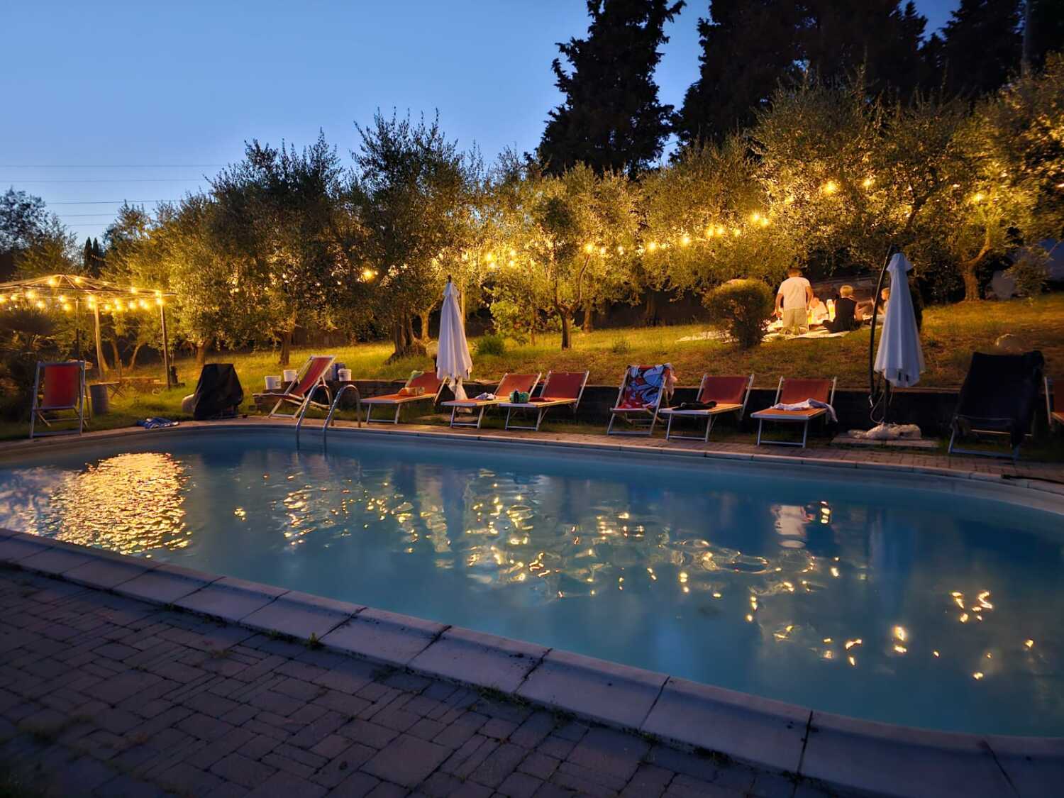 piscina notte.jpg