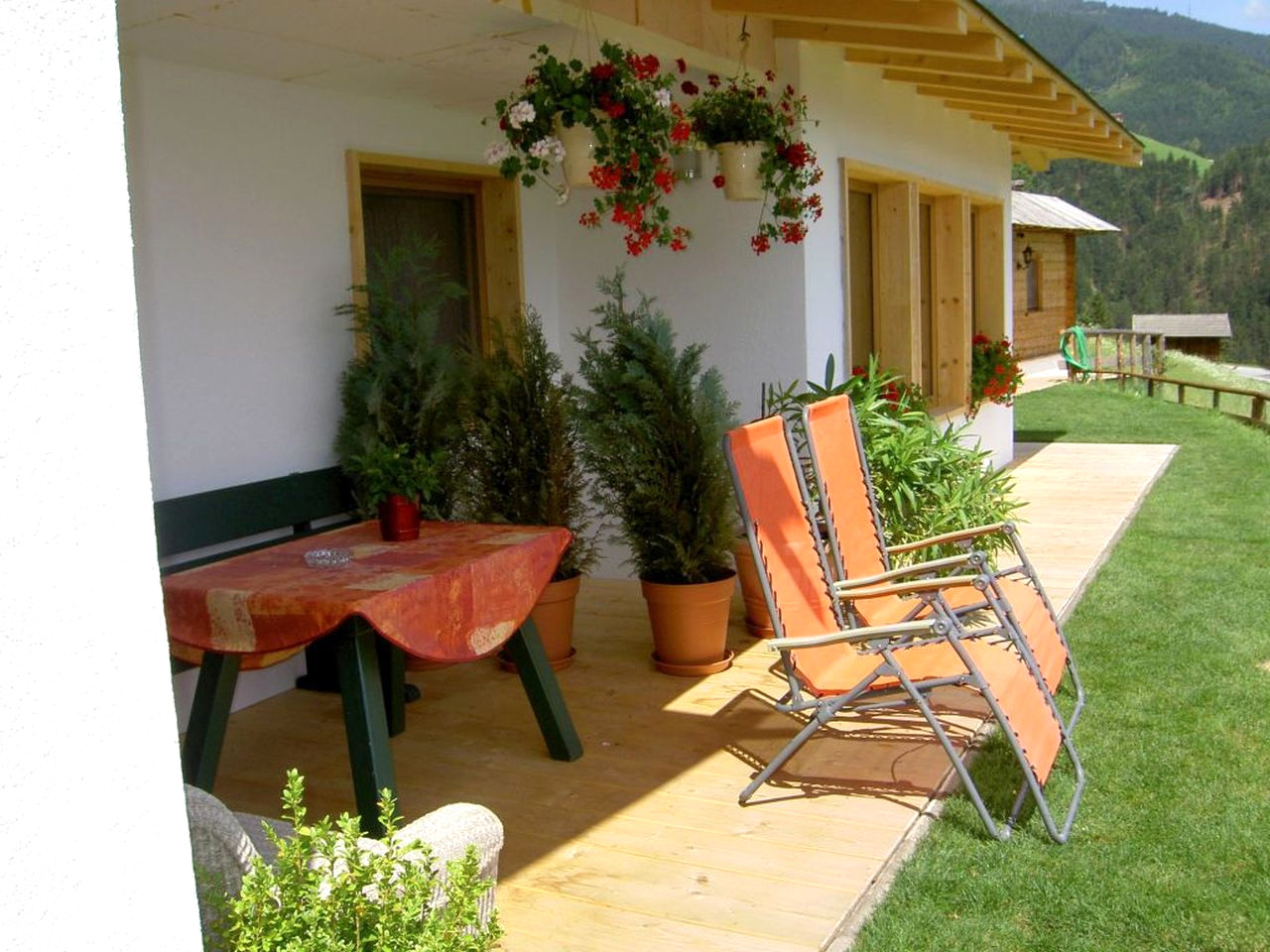 Gletscherblick apartment 13_Terrasse mit Liegewiese.JPG