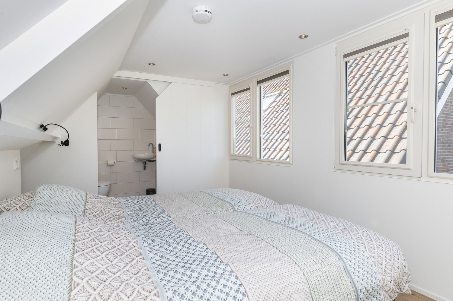 Voldoende loop en hoofdruimte slaapkamer Vakantiehuis 2bijZee.JPG