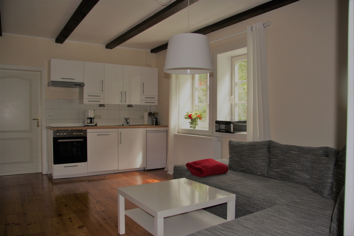 Wohnzimmer mit Küche wohnung 2.jpg