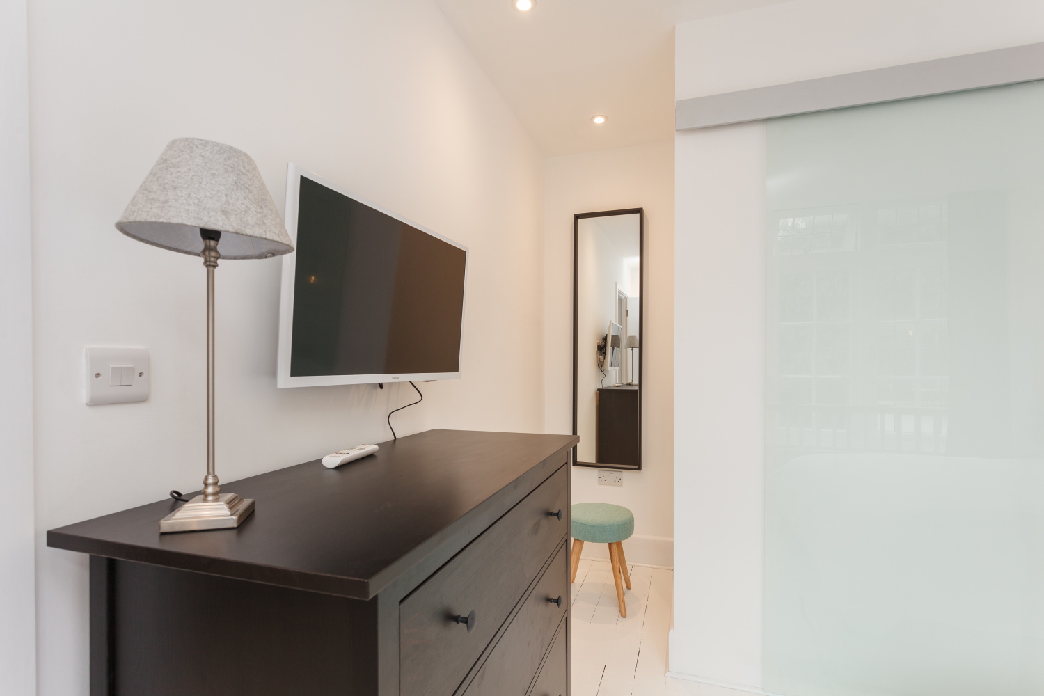 Ap1B TV and Mirror.jpg