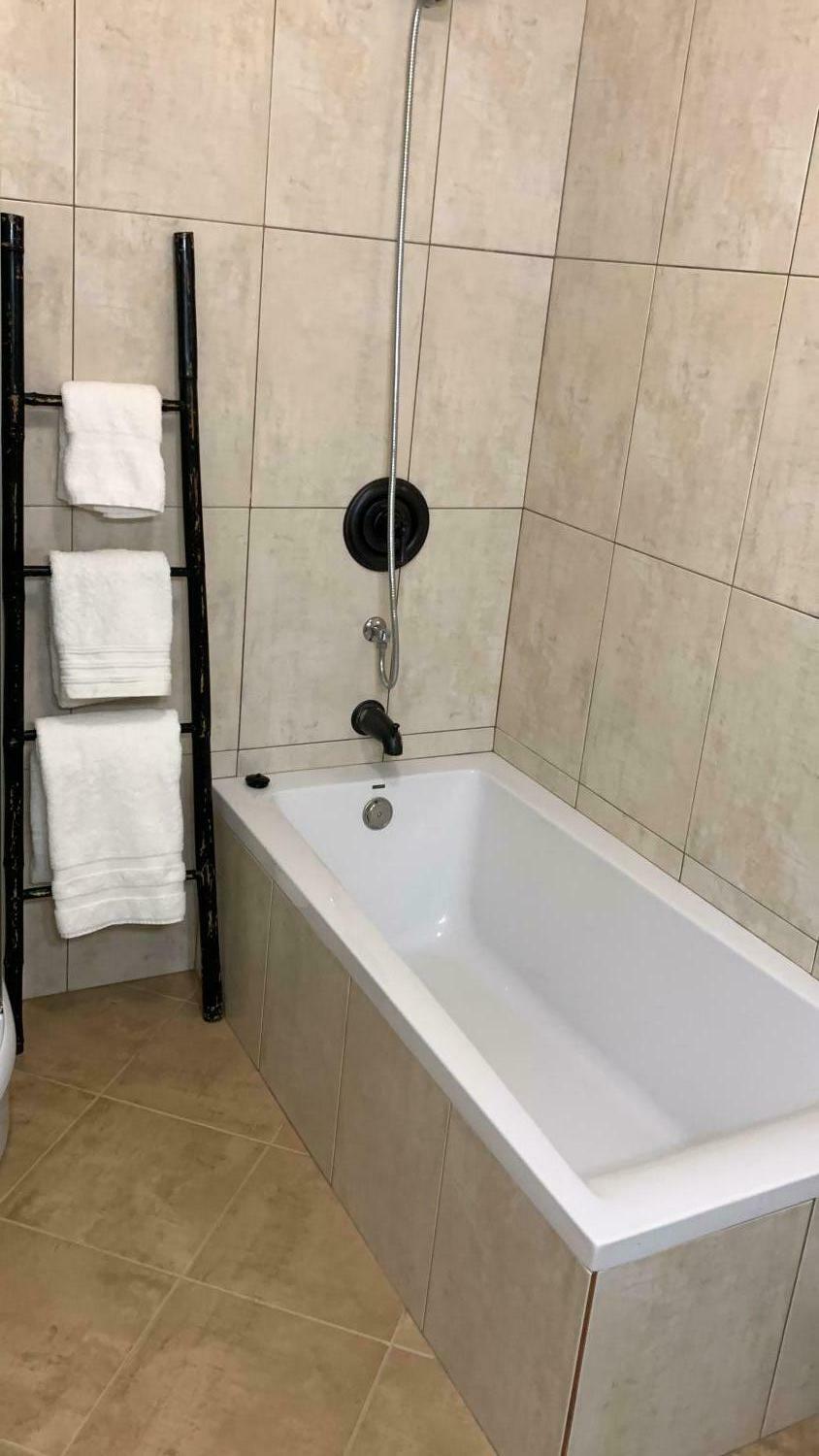 Main upstairs bathroom 4.jpeg