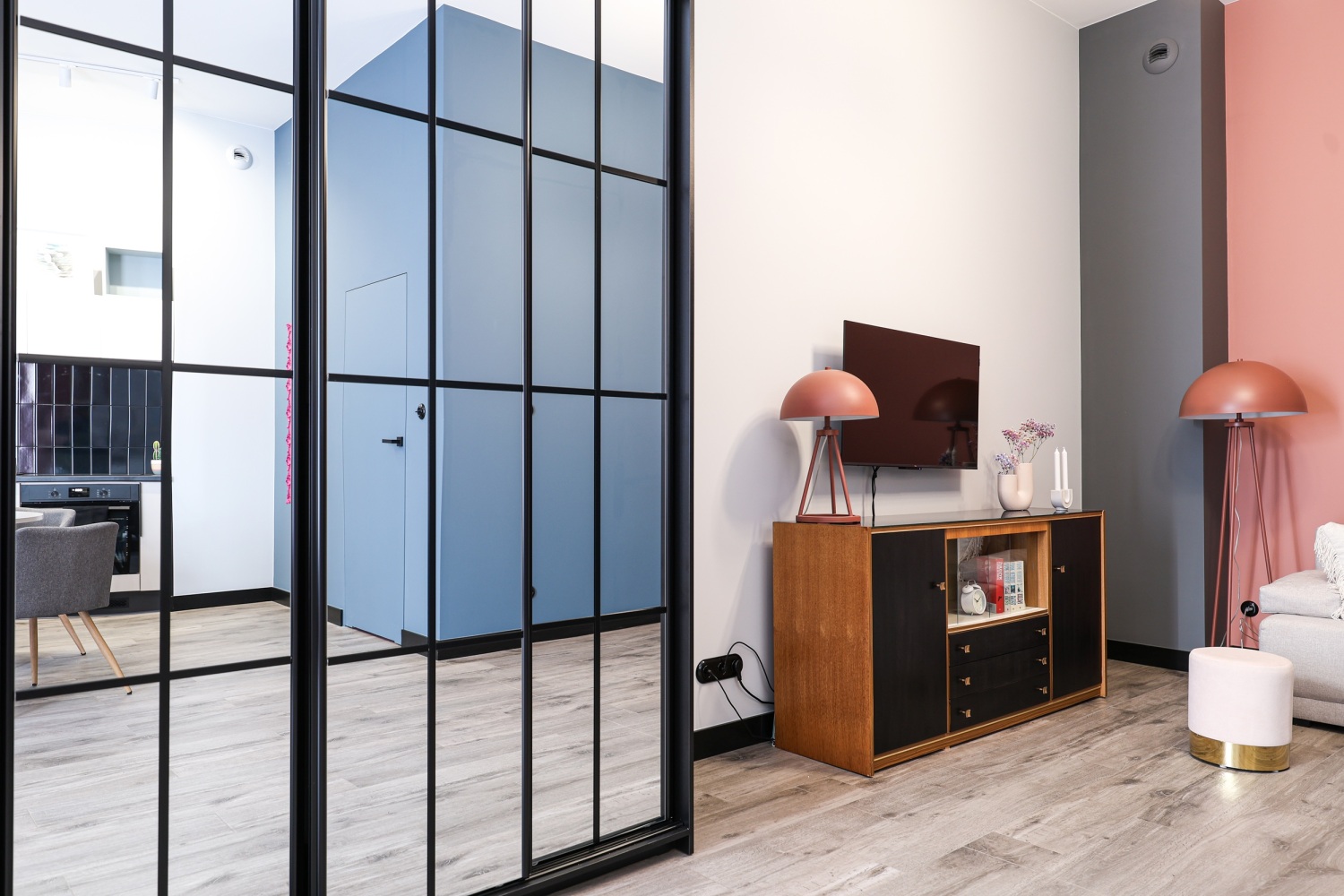 tv pojemna szafa airbnb twójgospodarz booking.jpg